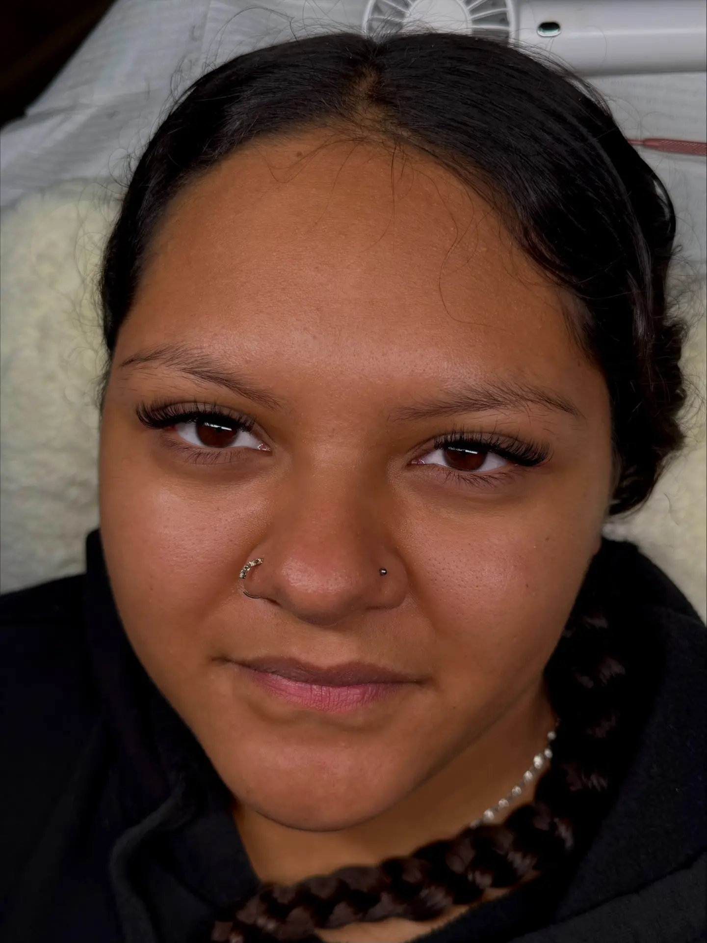 Client with a soft, wispy lash extension set