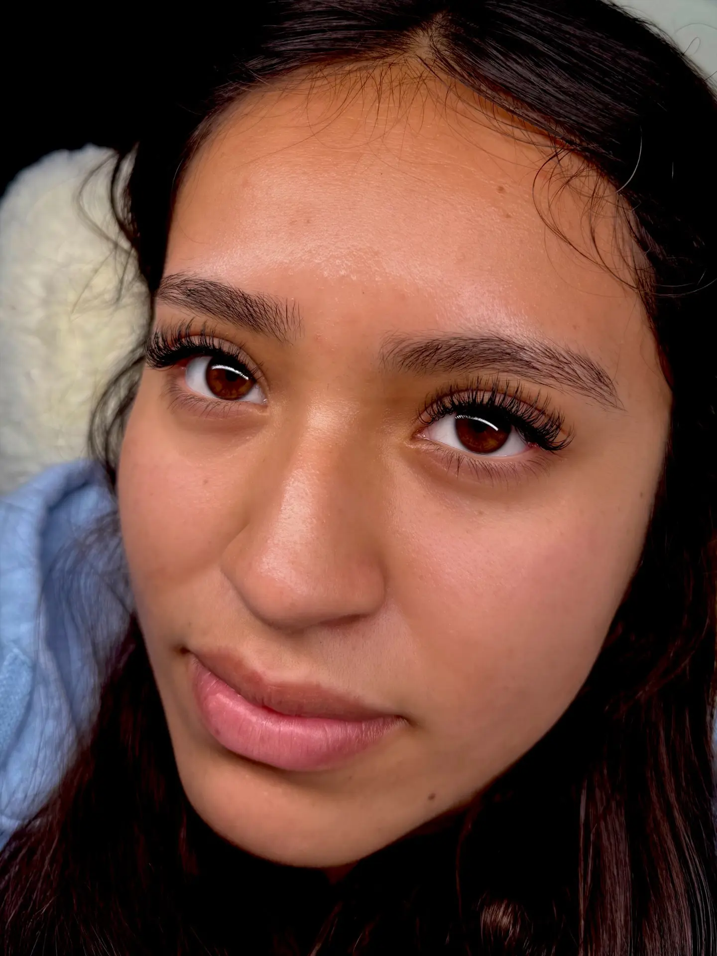 Natural hybrid lash extensions with fluttery texture
